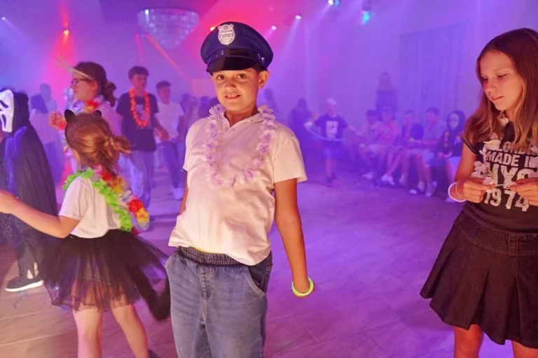 chlopiec w czapce policjanta
