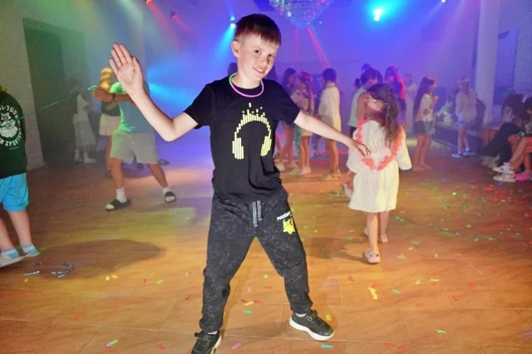 chlopiec w dynamicznej pozie