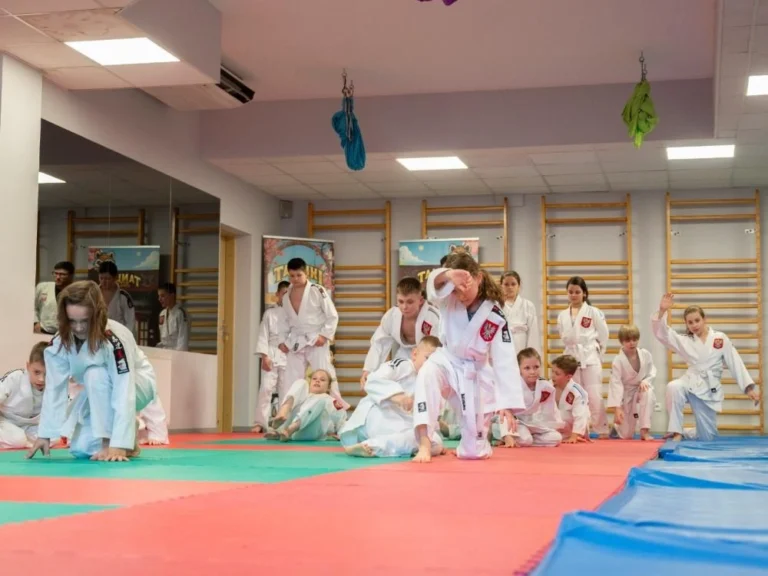 dzieci cwiczace namacie w strojach do judo