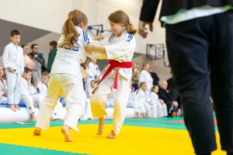 dzieci w strojach judo walczace
