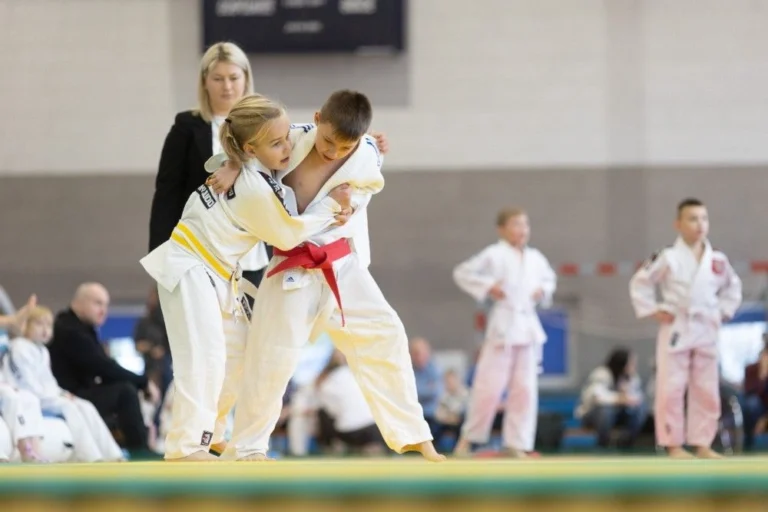 dzieci walczace w stylu judo