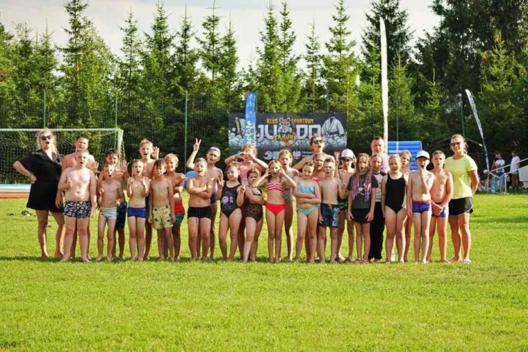 grupa dzieci stojace w szeregu