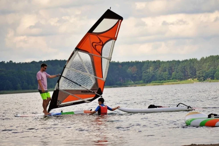 mezczyzna na windsurfingu