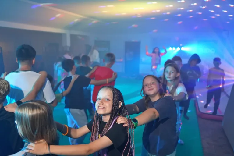 usmiechniete dzieci trzymajace sie za ramiona